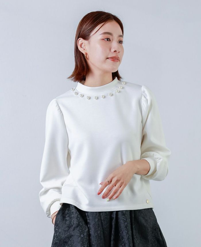 トレコード(TRECODE)パールネックプルオーバー、ベーシックに使えるホワイトカラー。