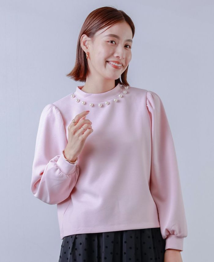 トレコード(TRECODE)パールネックプルオーバー、大人可愛いスタイリングにもぴったりなピンクカラー。