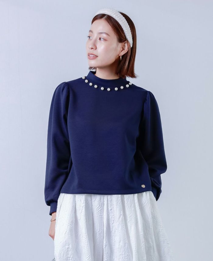 トレコード(TRECODE)パールネックプルオーバー、きれいめスタイルにも合わせられるネイビーカラー。