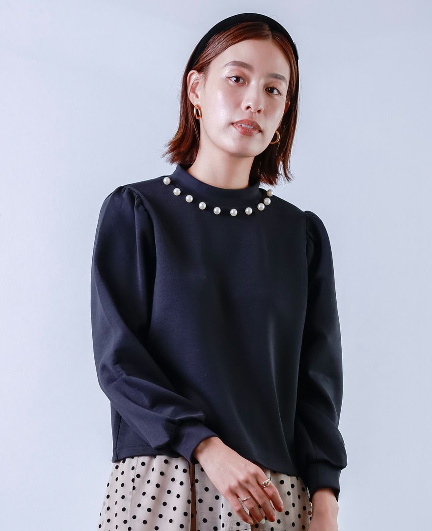 トレコード(TRECODE)パールネックプルオーバー、オケージョンシーンにもぴったりなブラックカラー。