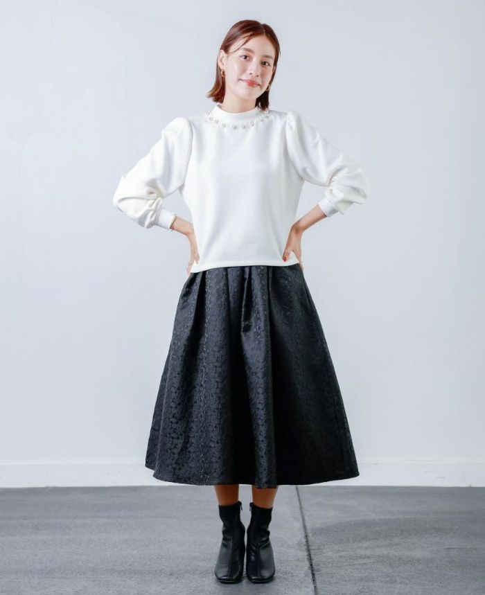 トレコード(TRECODE)パールネックプルオーバーにリボンパンツを合わせたオフィススタイル。
