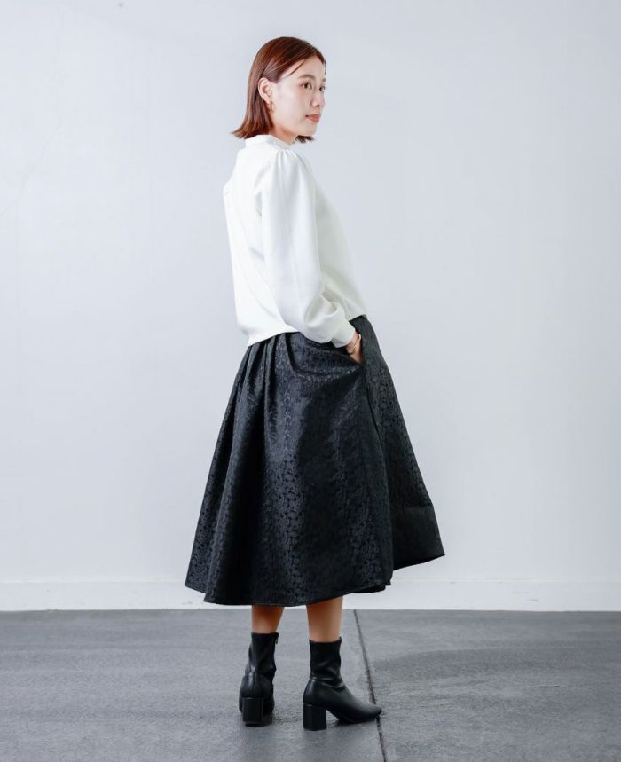 トレコード(TRECODE)パールネックプルオーバー、アクセサリーいらずの華やかデザイン。