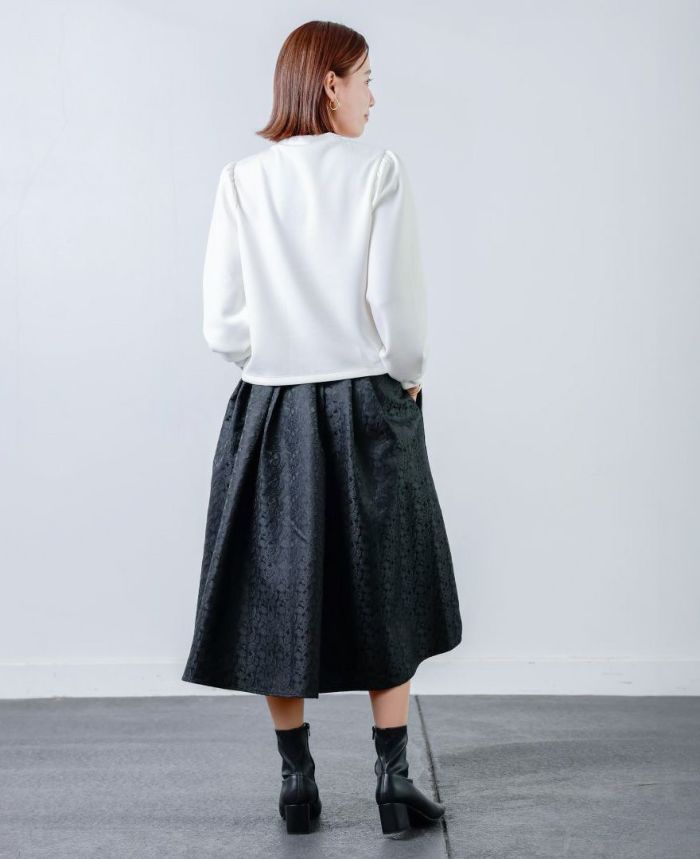 トレコード(TRECODE)パールネックプルオーバーに、裾フレアスカートを合わせた、フェミニンスタイル。