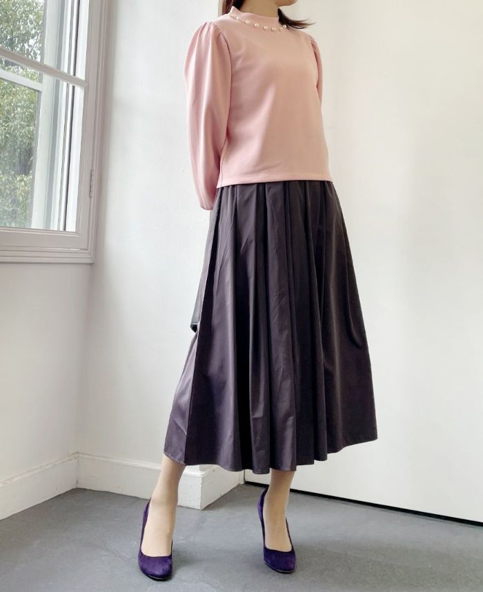トレコード(TRECODE)パールネックプルオーバーに、神戸・山の手スカートを合わせたきれいめスタイル。