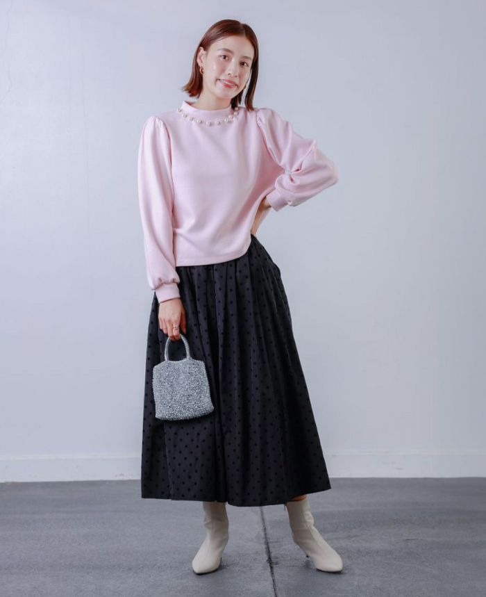 トレコード(TRECODE)パールネックプルオーバーに、神戸・山の手スカートを合わせたきれいめスタイル。