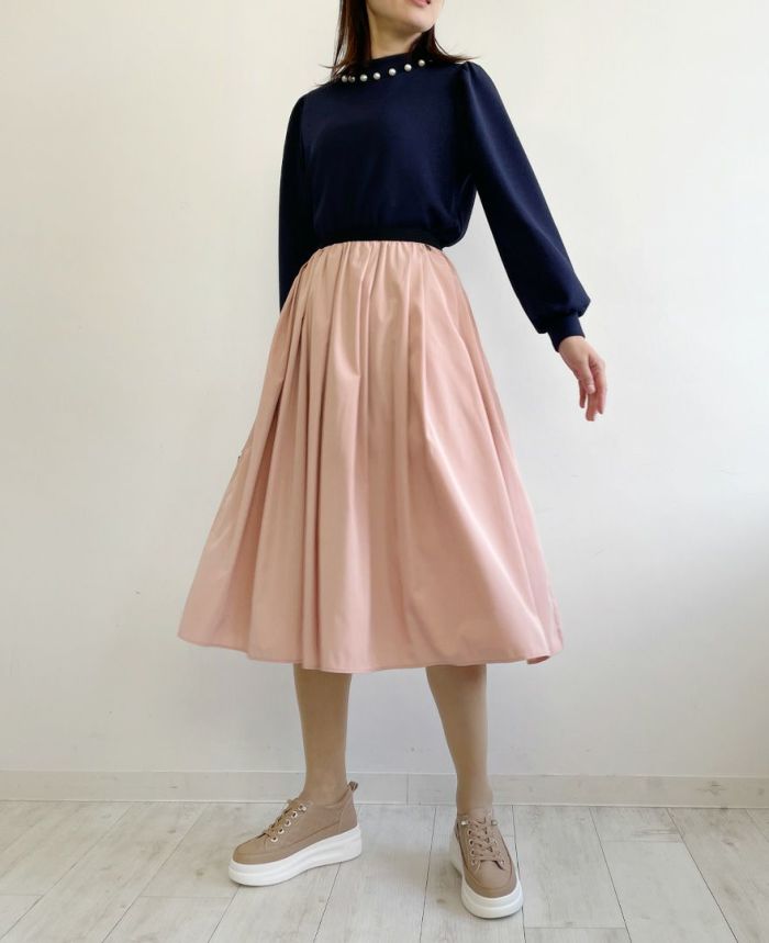 トレコード(TRECODE)パールネックプルオーバーに、神戸・山の手スカートを合わせたきれいめスタイル。
