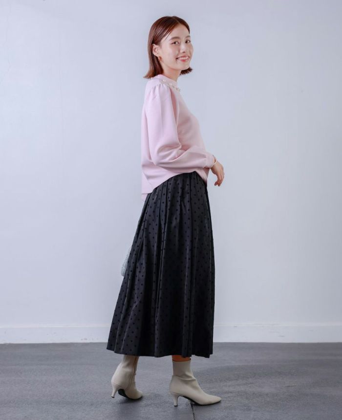 トレコード(TRECODE)パールネックプルオーバーに、神戸・山の手スカートを合わせたきれいめスタイル。