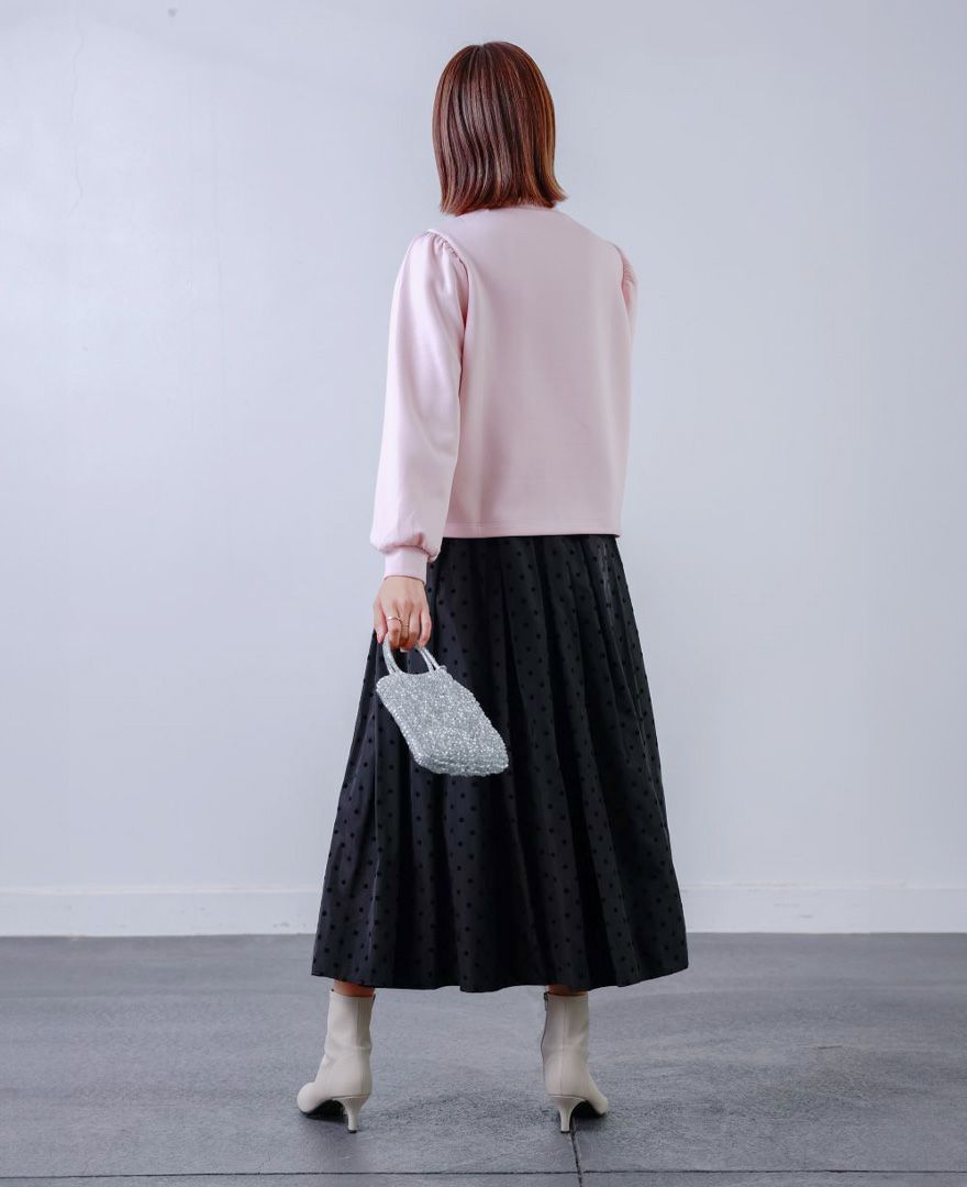 トレコード(TRECODE)パールネックプルオーバーに、神戸・山の手スカートを合わせたきれいめスタイル。