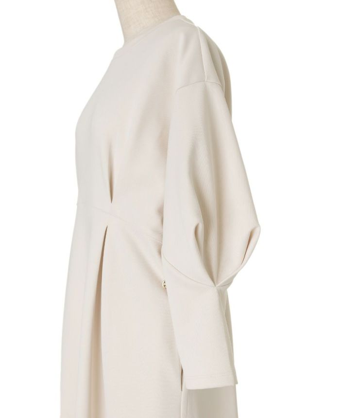 トレコード(TRECODE)タックスリーブダンボールワンピース、お袖にもタックが施されており女性らしいデザインに。