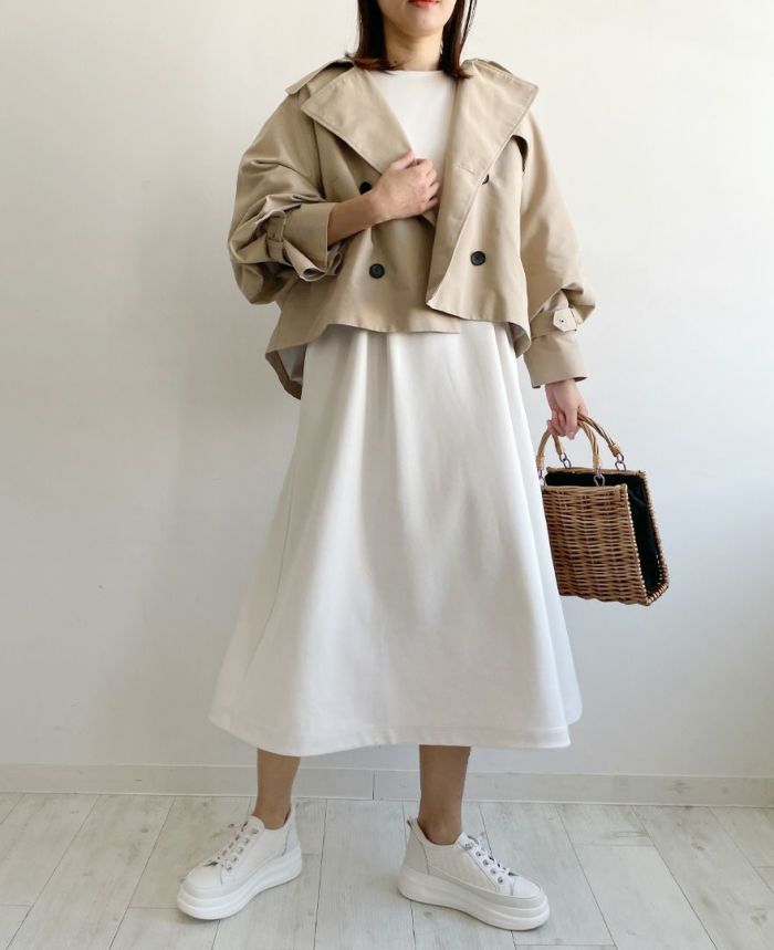 トレコード(TRECODE)ショートトレンチコート、タックスリーブダンボールワンピースを合わせたきれいめスタイル。