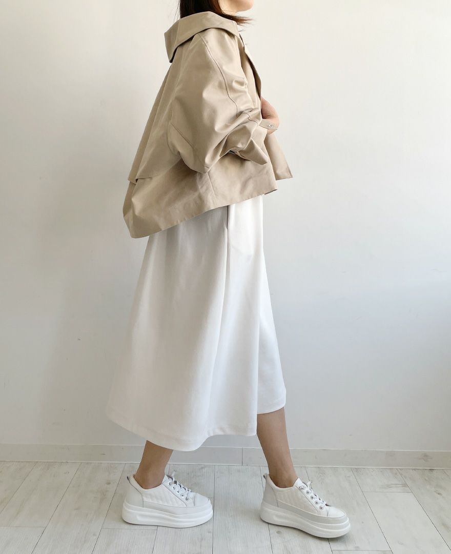 トレコード(TRECODE)ショートトレンチコート、タックスリーブダンボールワンピースを合わせたきれいめスタイル。