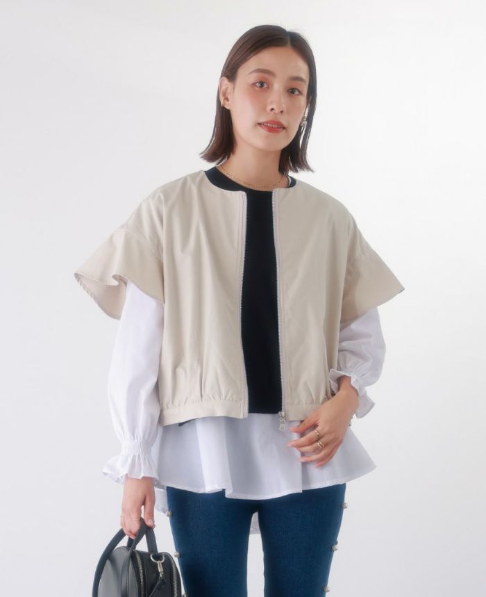 トレコード(TRECODE)フリル袖ブルゾン、上品でデニム合わせにも合うベージュカラー。
