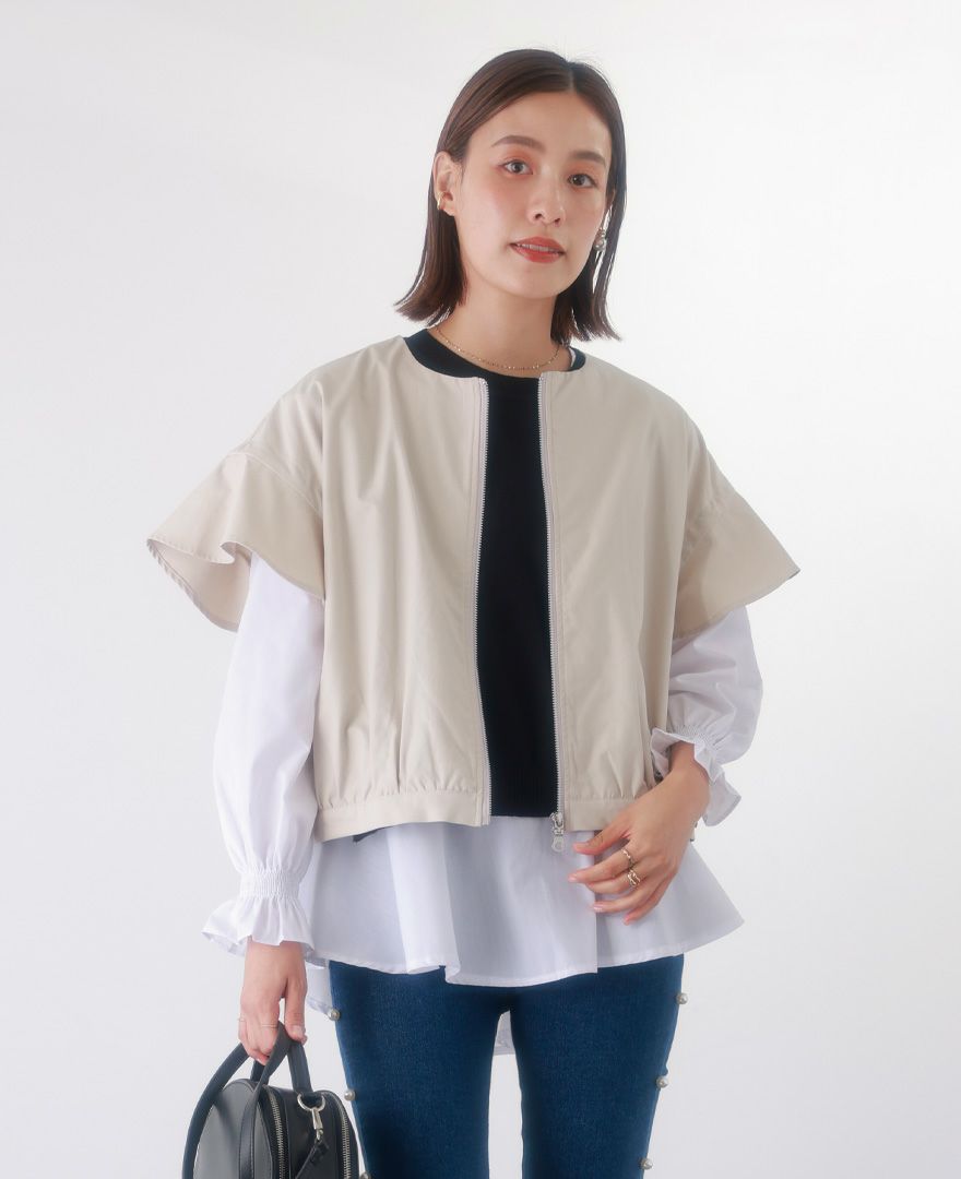 トレコード(TRECODE)フリル袖ブルゾン、上品でデニム合わせにも合うベージュカラー。