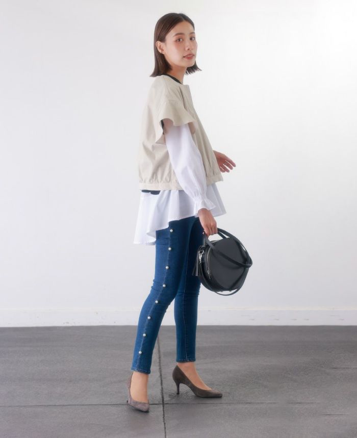トレコード(TRECODE)フリル袖ブルゾン、パールデニムを合わせたきれいめカジュアルスタイル。