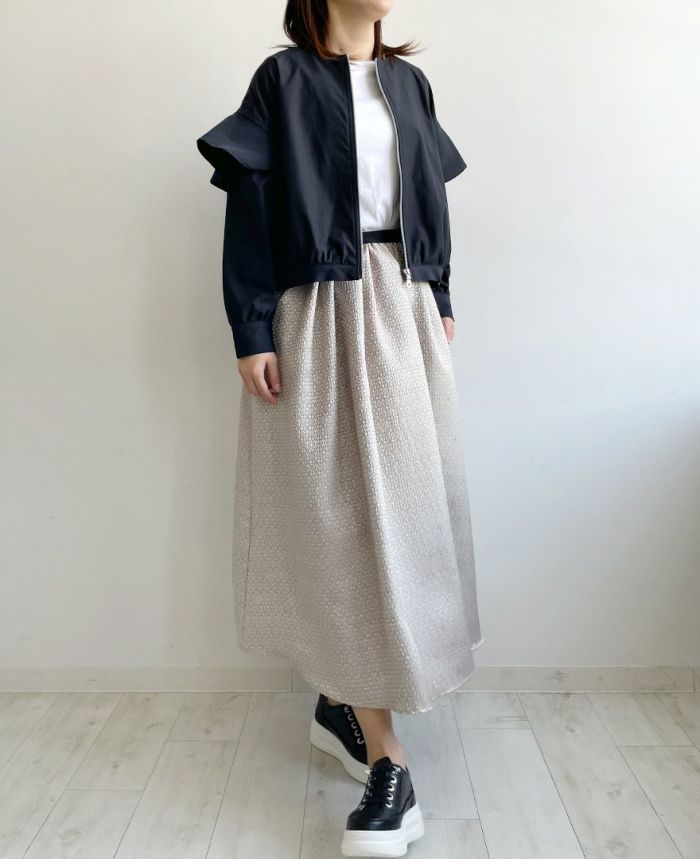 トレコード(TRECODE)フリル袖ブルゾン、小紋柄スカートを合わせたきれいめスタイル。