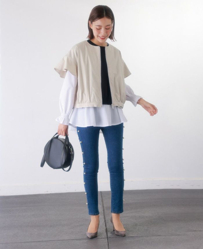 トレコード(TRECODE)フリル袖ブルゾン、小紋柄スカートを合わせたきれいめスタイル。