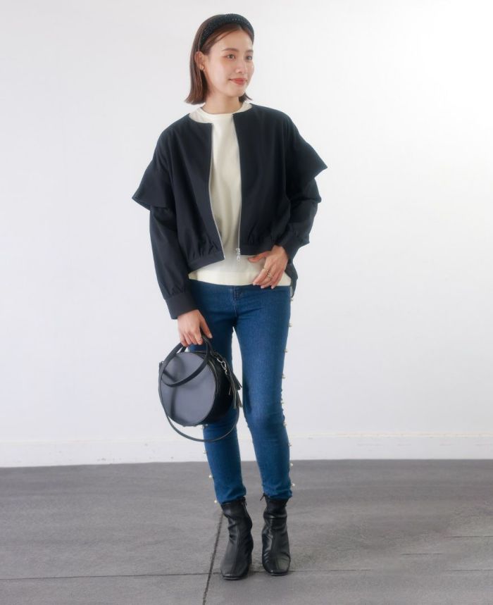 トレコード(TRECODE)フリル袖ブルゾン、小紋柄スカートを合わせたきれいめスタイル。