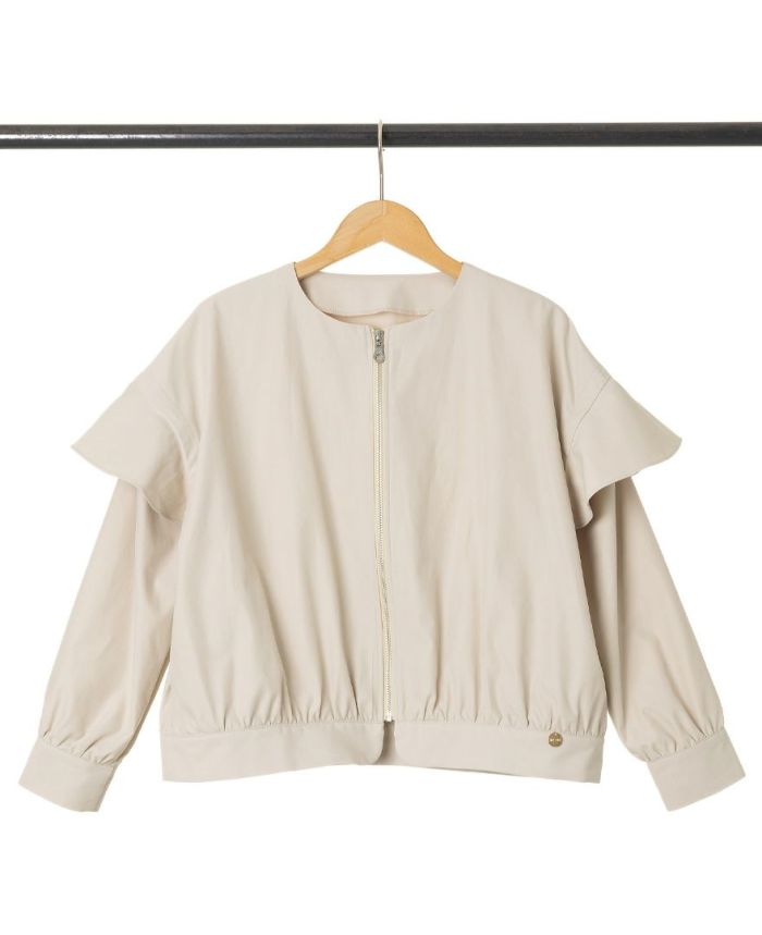 トレコード(TRECODE)フリル袖ブルゾン、上品でデニム合わせにも合うベージュカラー。