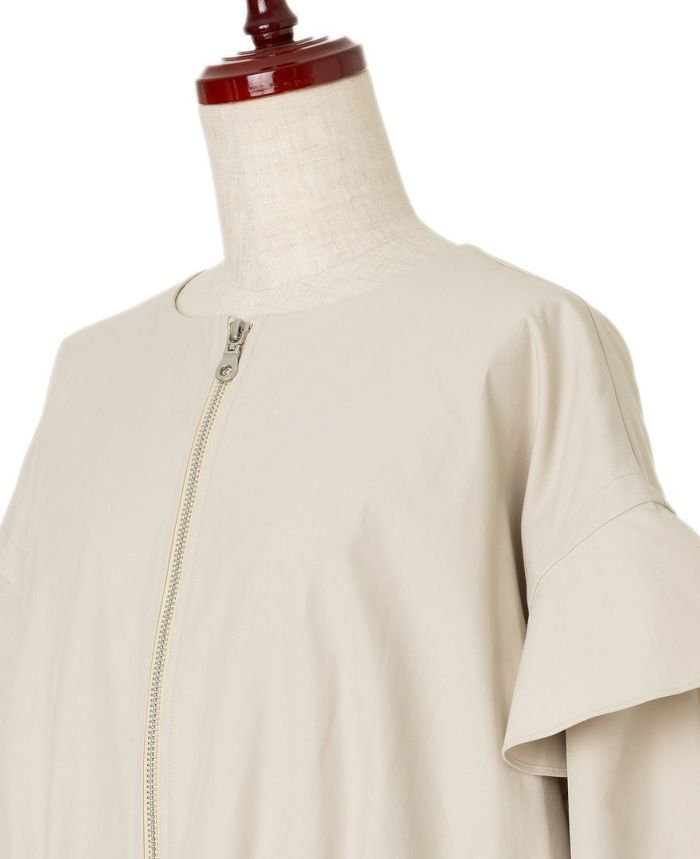 トレコード(TRECODE)フリル袖ブルゾン、クルーネックデザインですっきり見え。