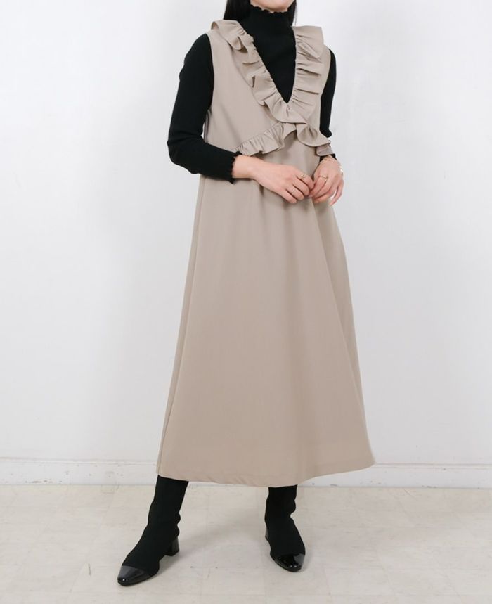 トレコード(TRECODE)フリルジャンパースカート、シックで上品なグレージュカラー。