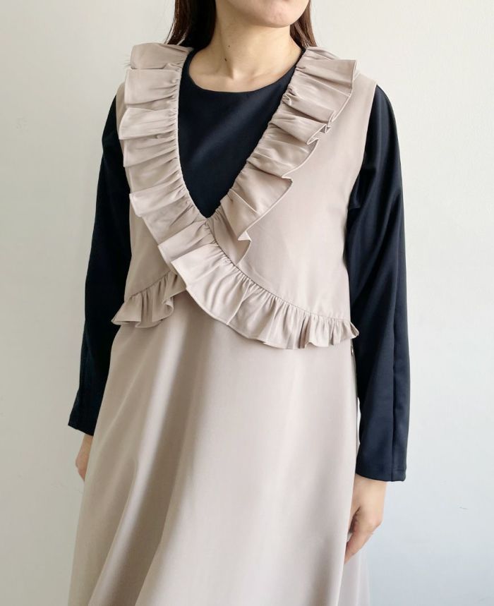 トレコード(TRECODE)フリルジャンパースカート、バスとLINEまであるフリルが大人可愛い印象に。