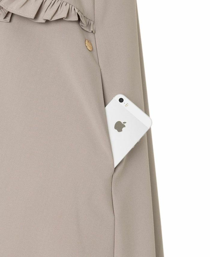 トレコード(TRECODE)フリルジャンパースカート、サイドにはスマホが入る便利なポケット付き。