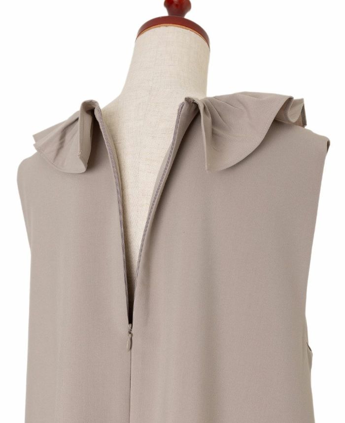 トレコード(TRECODE)フリルジャンパースカート、バックファスナーで着脱もラクチン。