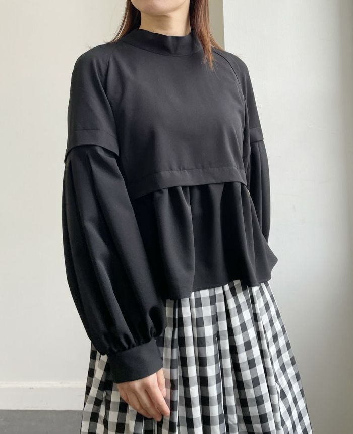 トレコード(TRECODE)ペプラムブラウス、ふんわりシルエットが大人可愛いデザインのブラックカラー