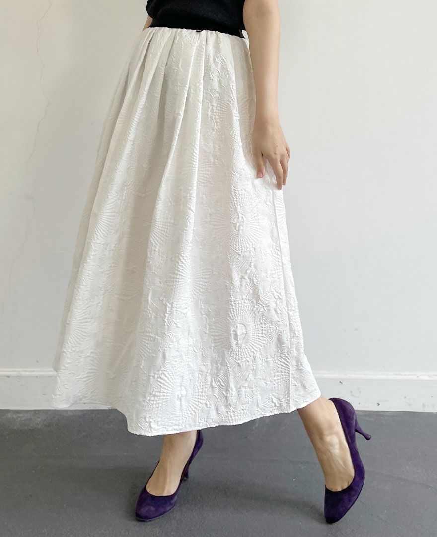 トレコード(TRECODE)立体感のある素材感が可愛い神戸・山の手エンボススカート、スニーカー合わせのきれいめカジュアルスタイル