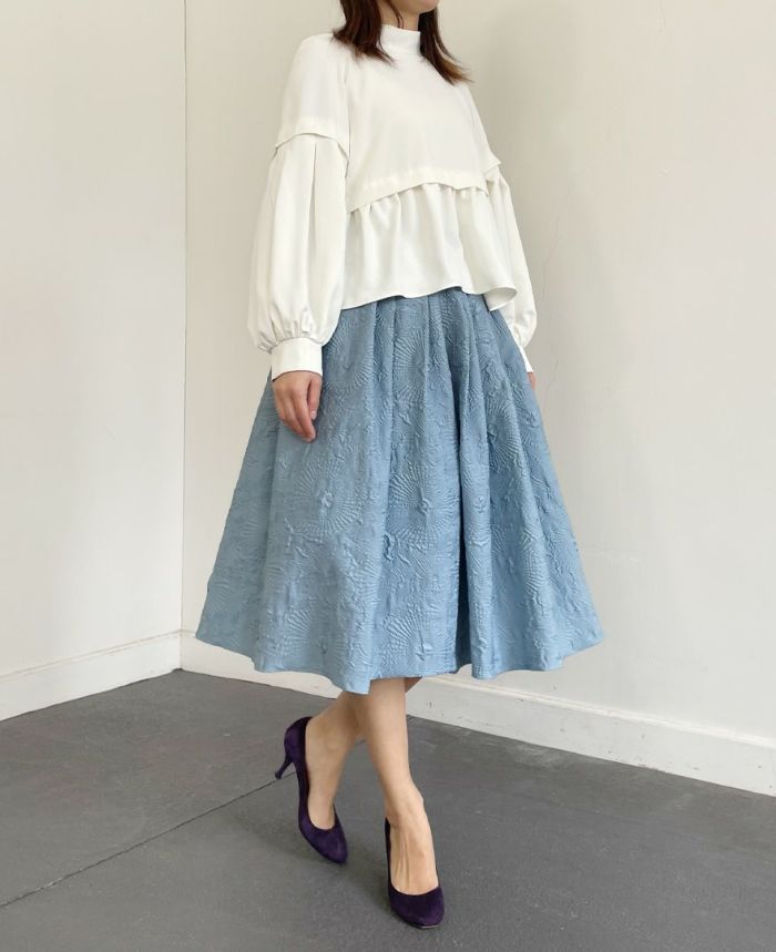 トレコード(TRECODE)立体感のある素材感が可愛い神戸・山の手エンボススカート、パンプス合わせのきれいめスタイル