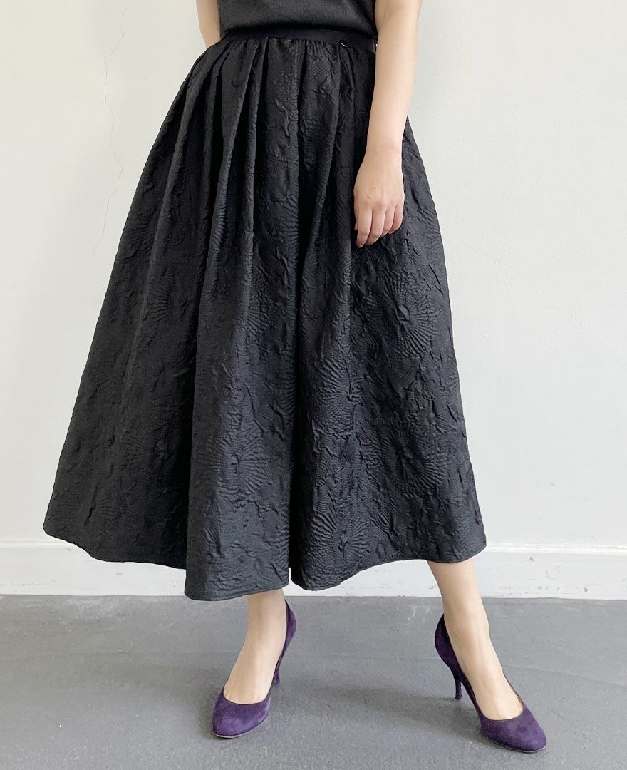 トレコード(TRECODE)立体感のある素材感が可愛い神戸・山の手エンボススカート、パンプス合わせのきれいめスタイル