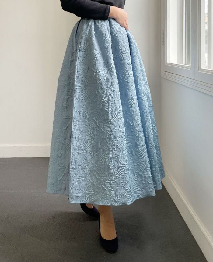 トレコード(TRECODE)立体感のある素材感が可愛い神戸・山の手エンボススカート、パンプス合わせのきれいめスタイル
