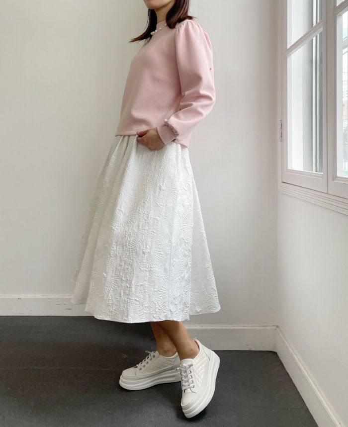 トレコード(TRECODE)立体感のある素材感が可愛い神戸・山の手エンボススカート、パンプス合わせのきれいめスタイル