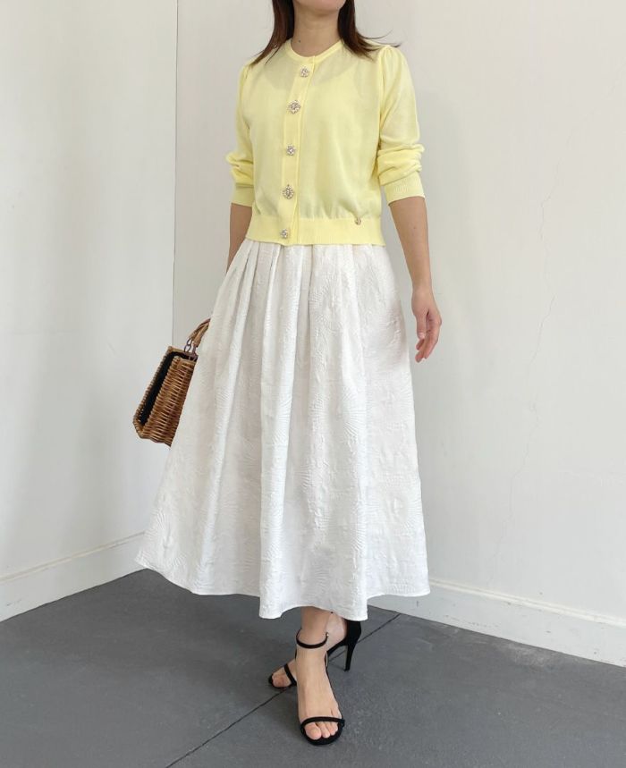 トレコード(TRECODE)立体感のある素材感が可愛い神戸・山の手エンボススカート、パンプス合わせのきれいめスタイル