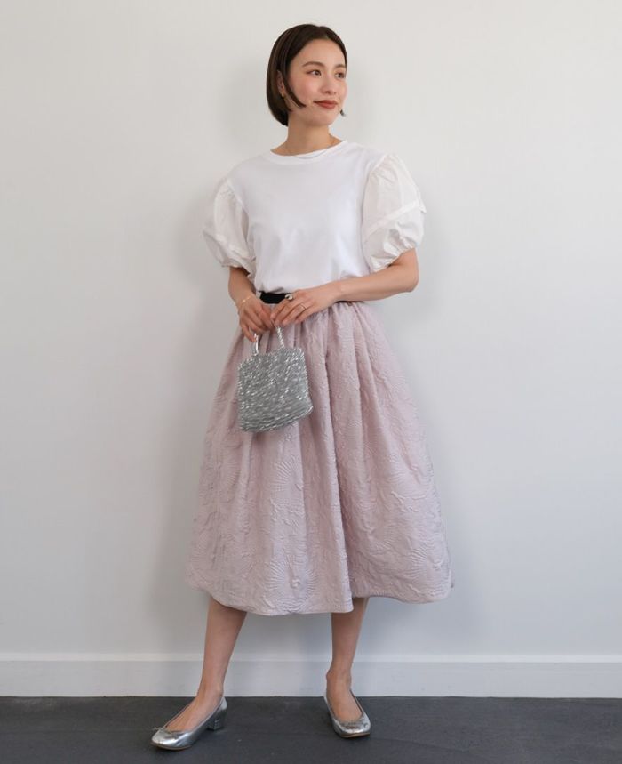 トレコード(TRECODE)立体感のある素材感が可愛い神戸・山の手エンボススカート、パンプス合わせのきれいめスタイル