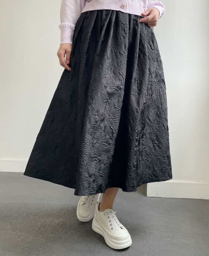 トレコード(TRECODE)立体感のある素材感が可愛い神戸・山の手エンボススカート、スニーカー合わせのきれいめカジュアルスタイル