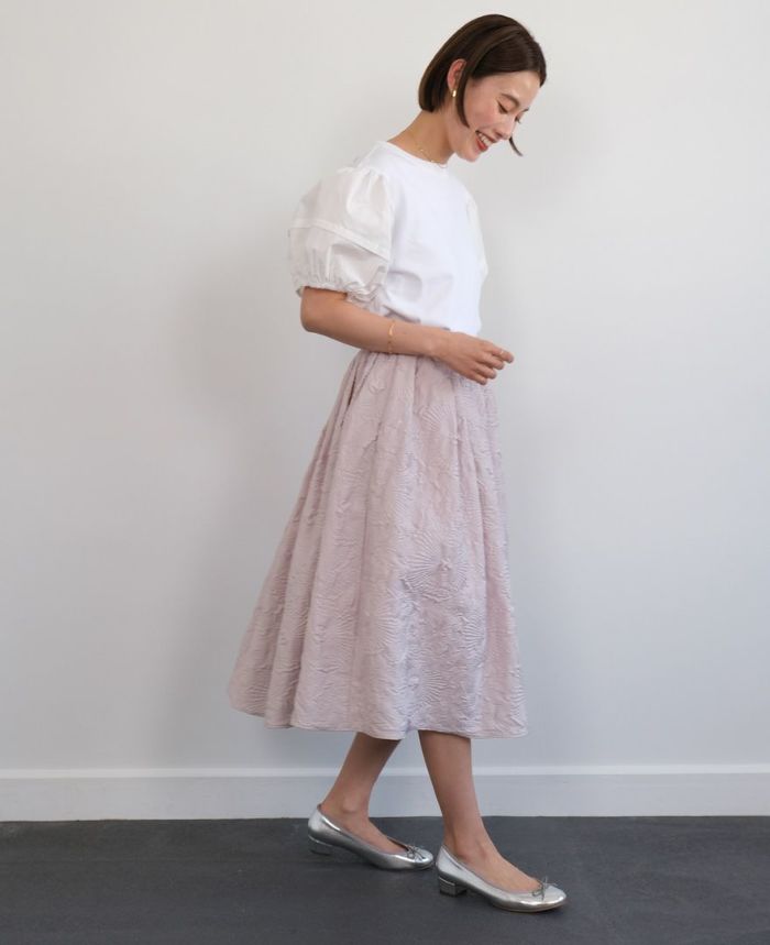 トレコード(TRECODE)立体感のある素材感が可愛い神戸・山の手エンボススカート、スニーカー合わせのきれいめカジュアルスタイル