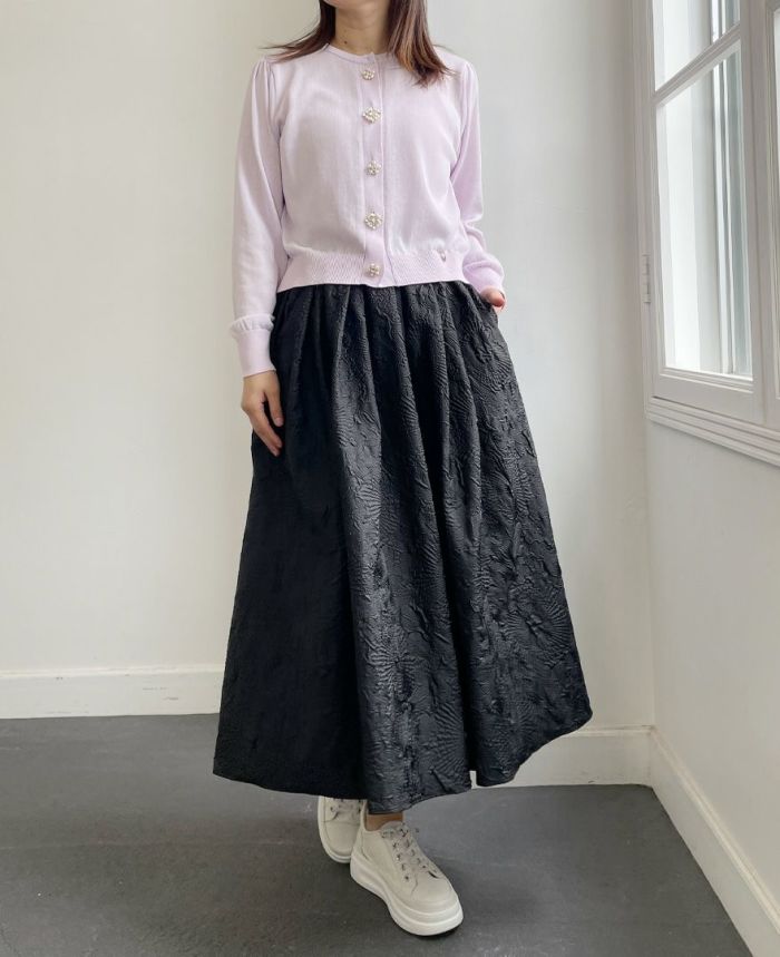 トレコード(TRECODE)立体感のある素材感が可愛い神戸・山の手エンボススカート、スニーカー合わせのきれいめカジュアルスタイル