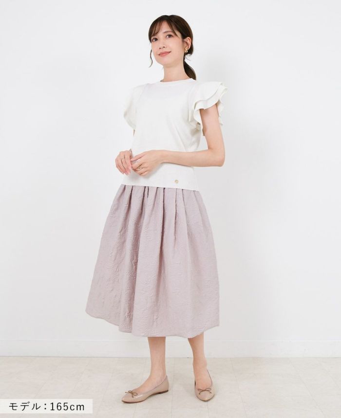 トレコード(TRECODE)立体感のある素材感が可愛い神戸・山の手エンボススカート、スニーカー合わせのきれいめカジュアルスタイル