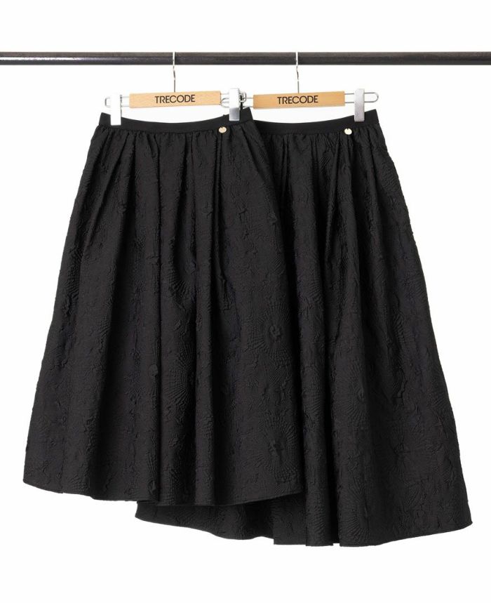 トレコード(TRECODE)立体感のある素材感が可愛い神戸・山の手エンボススカート、着回し力抜群のブラックカラー