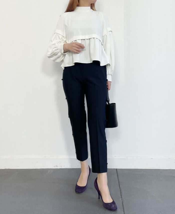 トレコード(TRECODE)サイズが選べて伸縮性抜群の ストレッチサイドリボンパンツ、ペプラムブラウスと合わせたフォーマルスタイル