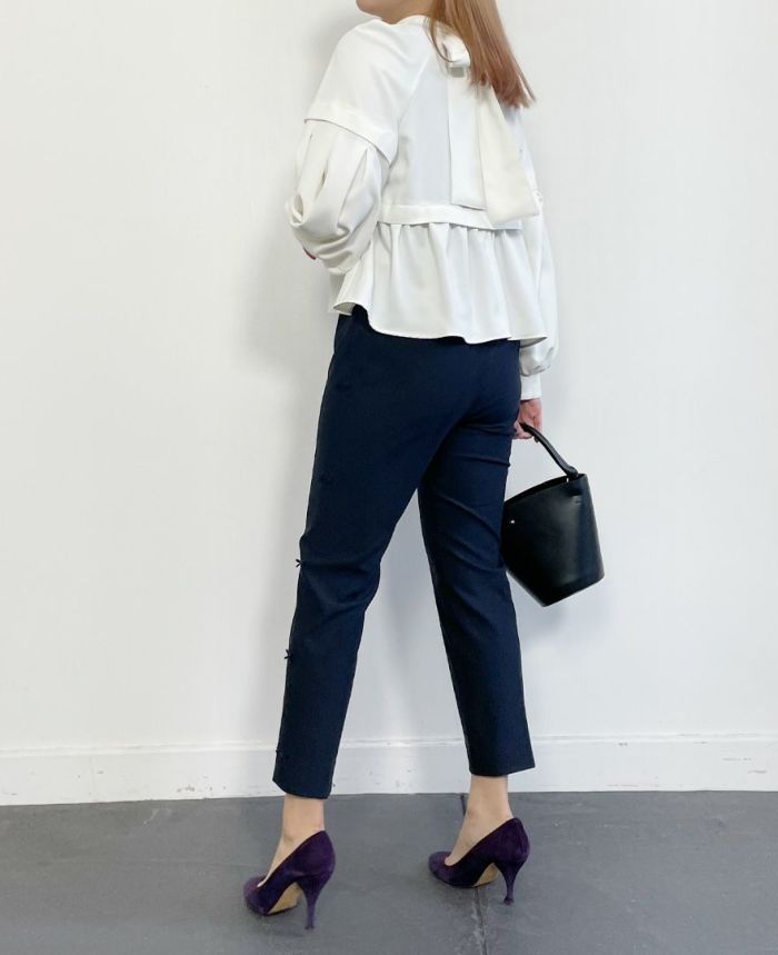 トレコード(TRECODE)サイズが選べて伸縮性抜群の ストレッチサイドリボンパンツ、ペプラムブラウスと合わせたフォーマルスタイル