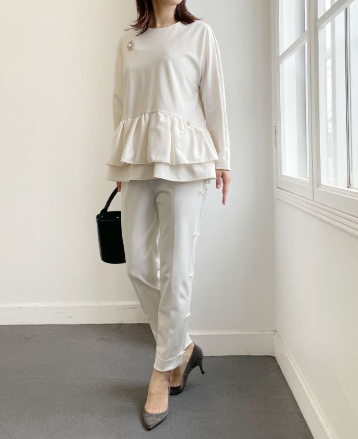 トレコード(TRECODE)サイズが選べて伸縮性抜群の ストレッチサイドリボンパンツ、バックファスナーペプラムプルオーバーと合わせたキレイめスタイル