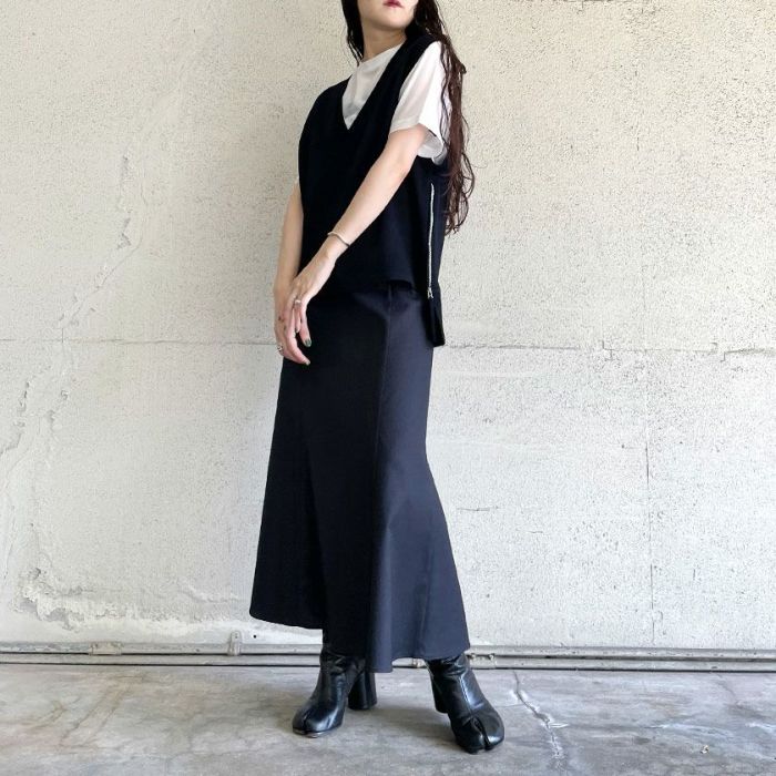 E-clat EIKO KONDO ブラックカラー ジップアップ ベスト 30%off】サイドジップベスト(2色) | CLOCHE ONLINE SHOP