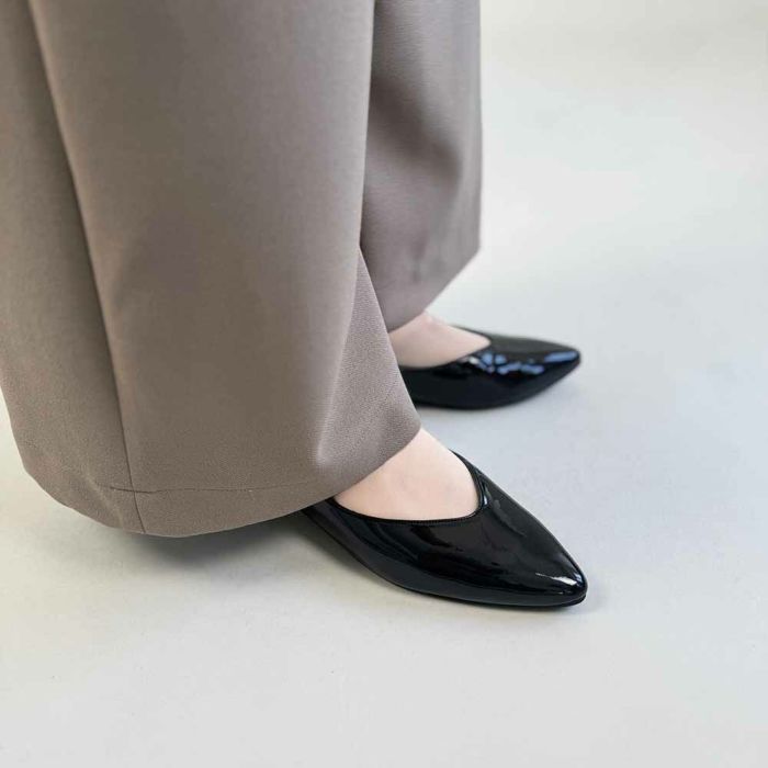 エナメルの艶をワイドパンツの裾からのぞかせて、コーディネートのアクセントに。