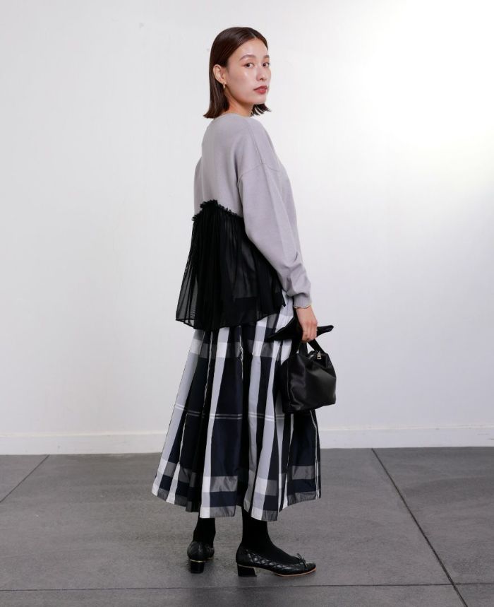 TRECODE トレコードのふんわりバックデザインが大人かわいいふんわりバックチュールニット