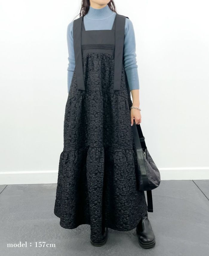 ハイネックニットとティアードワンピース/cloudy cloudsの重ね着着用イメージ