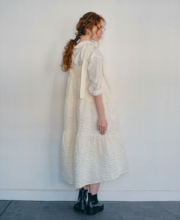 ティアードワンピース/cotton cloudsのシャツ合わせの後ろ姿イメージ