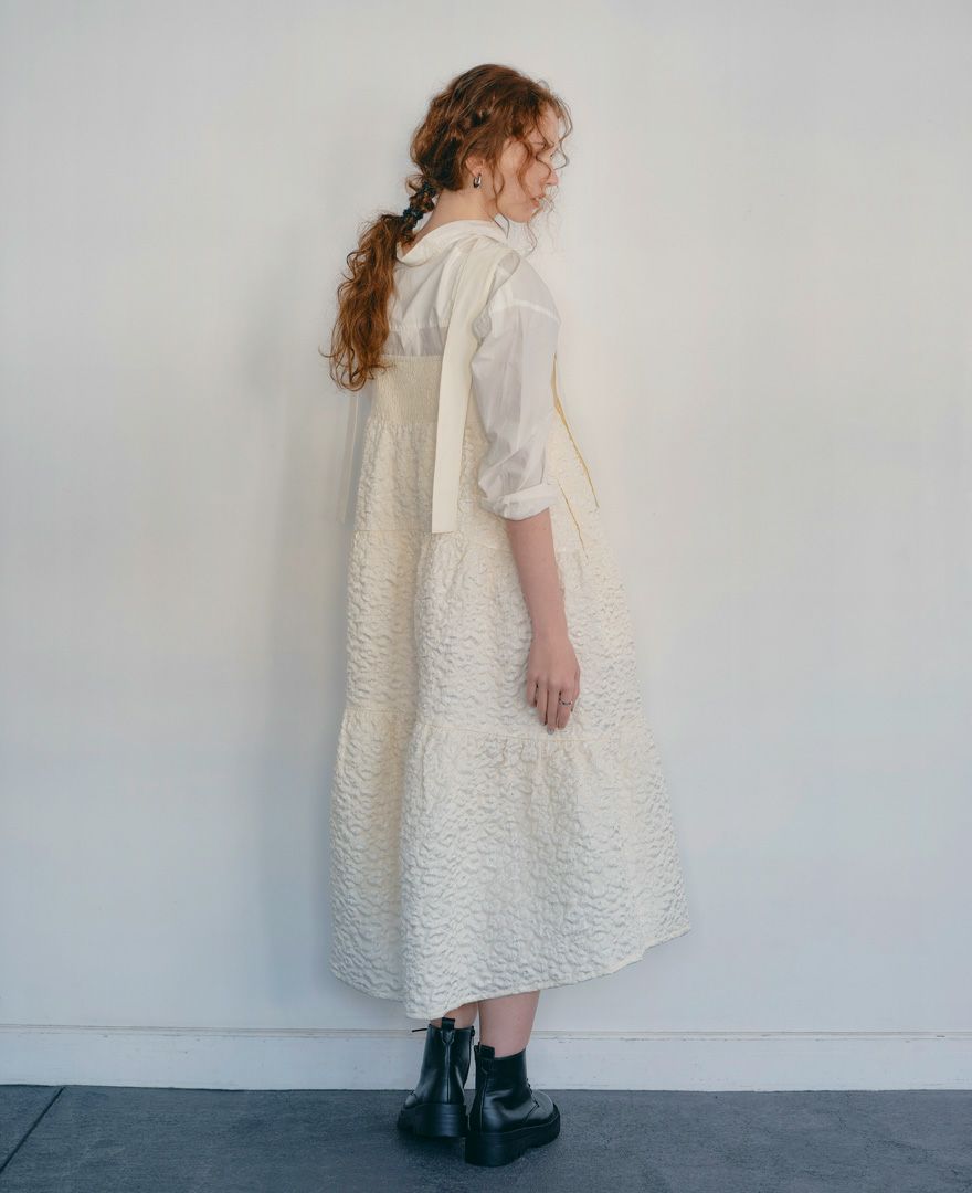 ティアードワンピース/cotton cloudsのシャツ合わせの後ろ姿イメージ