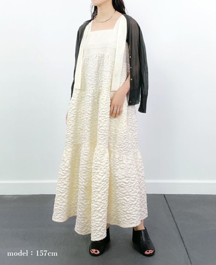 ティアードワンピース/cotton cloudsにカーディガンを肩掛けした着用イメージ